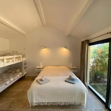 De Charme Pres D'uzes *